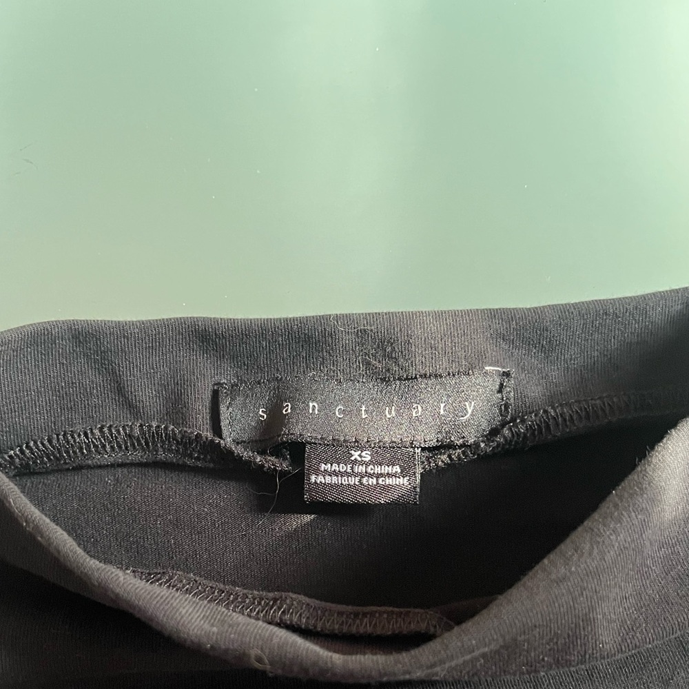 Sanctuary Black Short Sleeve Side-Ruched Tee - Picture 5 of 5